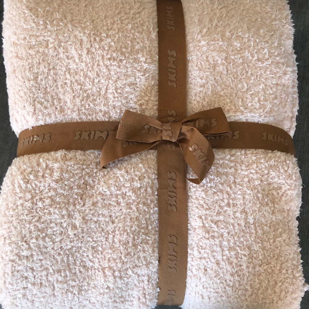 NWT SKIMS “cozy knit” blanket MSRP $98, sold out